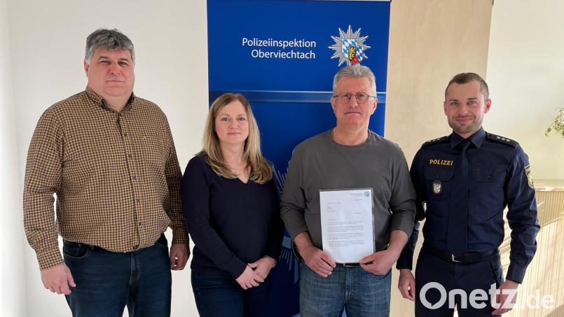 Gerhard Bösls schnelles Handeln brachte die Polizei auf die Spur der Diebesbande. Polizeihauptkommissar Dominik Höfner (rechts) überreichte Bösl (Dritter von links) im Beisein der zuständigen Ermittlungsbeamten, Polizeioberkommissarin Daniela Ziereis (Zweite von links) und Polizeioberkommissar Stephan Zimmet (links), ein Dankschreiben von Polizeipräsident Norbert Zink. Bild: Matthias Zangl/exb