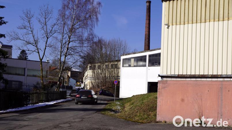 Die Lenauer Straße im Bereich der Fabrikanlage Trassl Polymer Solutions GmbH wird oft für Ladetätigkeiten genutzt. Zur Entlastung soll sie verlegt werden. Einige Bürger sind dagegen, weil sie mehr Lärm befürchten. Dem Storchenpaar auf dem Schornstein wird es egal sein. Bild: bkr