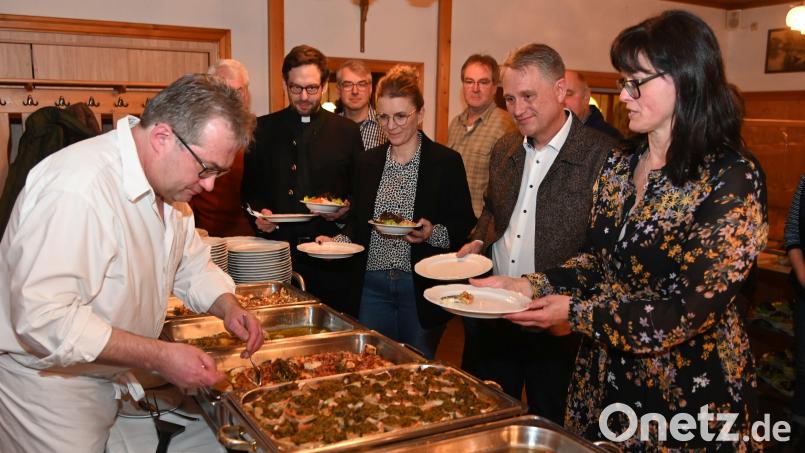 Alle Hände voll zu tun hat Gastwirt Andreas Kopf (links), um das umfangreiche Fisch-Büfett vorzubereiten und an seine Gäste zu verteilen. CSU-Bezirkstags-Kandidatin Birgit Barth und Bürgermeister Hermann Böhm (von rechts) eröffnen das Büfett. Bild: gf