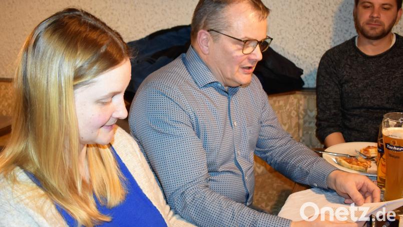 Thomas Schopf (Mitte) berichtet bei der Jahreshauptversammlung der Freien Wähler von den verschiedenen Sanierungen der städtischen Gebäude. Bild: rgr