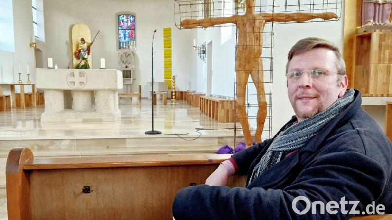 Pfarrer Markus Meier verbindet immer wieder moderne Kunst in seiner Kirche in Klardorf mit religiösen, existenziellen Auslegungen. Das neueste Kunstwerk in der Pfarrkirche des Schwandorfer Stadtteils heißt &quot;Großes Kreuz&quot; (im Hintergrund) und stammt von einem Namensvettern des Pfarrers, Gert. H. Meier. Bild: Thomas Dobler