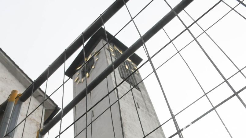 &quot;Praktizierte Nächstenliebe&quot; nennt Pfarrer Thomas Jeschner den Zaun um den Turm am Parkplatz vor der Elisabethkirche. Bild: Gabi Schönberger