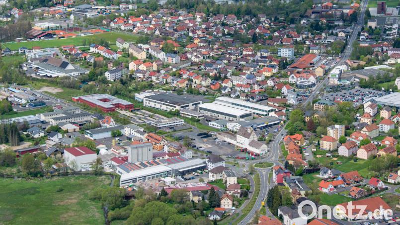 Der Warenstandort der Volksbank Raiffeisenbank Nordoberpfalz zieht von Tirschenreuth nach Mitterteich. Die Stadt Tirschenreuth plant nun gemeinsam mit einem Investor, das insgesamt 37.000 Quadratmeter große Gelände neu zu strukturieren. Bild: mür