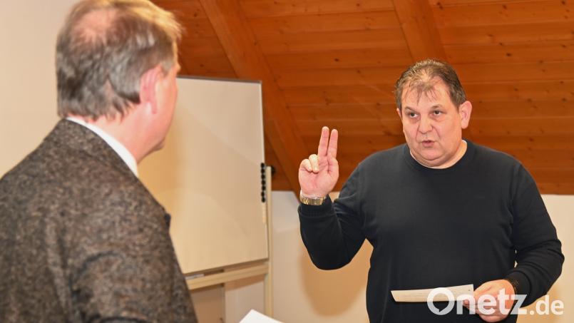 Auf das Grundgesetz und die Verfassung des Freistaats Bayern vereidigt Bürgermeister Hermann Böhm (links) den neuen Gemeinderat Gerhard Eckl. Bild: gf
