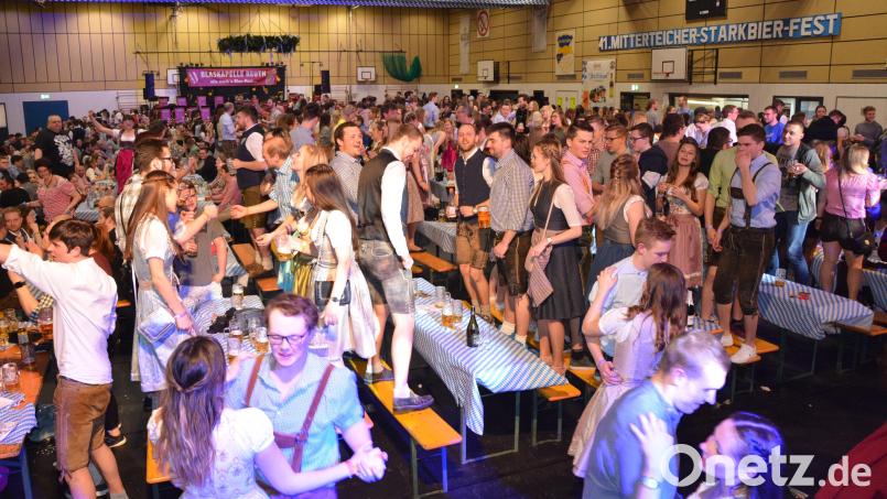 Eine ausgelassene Stimmung herrschte im März 2020 beim bislang letzten Starkbierfest in Mitterteich – in den Wochen danach folgte die Ernüchterung. Das Event in diesem Jahr soll wieder für positive Schlagzeilen sorgen, so der Wunsch des Burschenvereins. Archivbild: jr