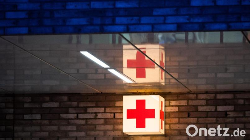 Ein Leuchtkasten mit einem roten Kreuz hängt vor der Notaufnahme eines Krankenhauses. Bild: Julian Stratenschulte/dpa/Symbolbild