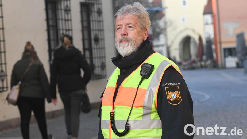 Stefan, Zrenner, dienstältestes Mitglied der Sicherheitswacht Weiden, auf Streife. Bild: Gabi Schönberger