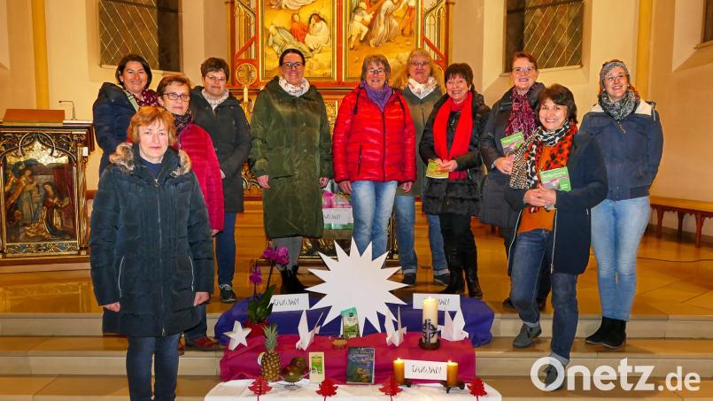Die Frauen, die den Weltgebetstags-Gottesdienst in Rosenberg gestalteten, mit dem Bodenbild in den Landesfarben Taiwans und landestypischen Erzeugnissen aus Landwirtschaft, Technik und Kunst. Bild: wbe