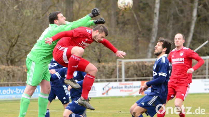 Der Karether Torwart Christoph Lehner klärt in dieser Szene vor SpVgg-Angreifer Philipp Schön. Bild: ham