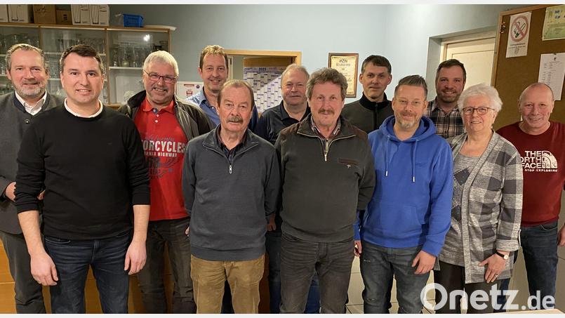 Bürgermeister Frank Zeitler (links), Christian Beer (Zweiter von links) und Günter Nosseck (rechts) ehrten bei der Jahreshauptversammlung des SV Diendorf zahlreiche langjährige Mitglieder. Bild: Sebastian Böhm/exb