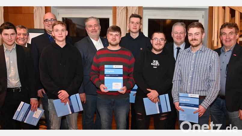 Freisprechungsfeier der Metall-Innung Amberg-Sulzbach; (von links): Stefan Jäger, Hans Weber, Lukas Friedrich, Lyon Schmidt, Manfred Rauscher, Peter Fleril, Sven Müller, Peter Flierl, Maurice Gleixner, Richard Reisinger, Ryan McBride und Andreas Schönberger. Bild: gf