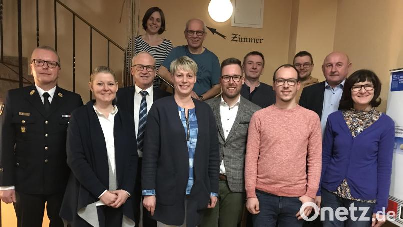 Die Hahnbacher Feuerwehr wählt eine neue Führungsmannschaft (von links): Kreisbrandinspektor Christof Strobl, Christine Masek, Bürgermeister Bernhard Lindner, Verena Gebert, Vorsitzende Marion Bäumler, Rudi Siegert, Zweiter Vorsitzender Marius Wawersig, Werner Berger, Dominik Preuß, Alexander Klier, HKA-Vorsitzender, Zweiter Bürgermeister Georg Götz und Dritte Bürgermeisterin Evi Höllerer. Bild: mma