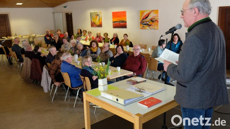 Beim Seniorennachmittag in Vorbach begleiteten Lachsalven die Pointen des passionierten Humoristen Richard Gabler Bild: do