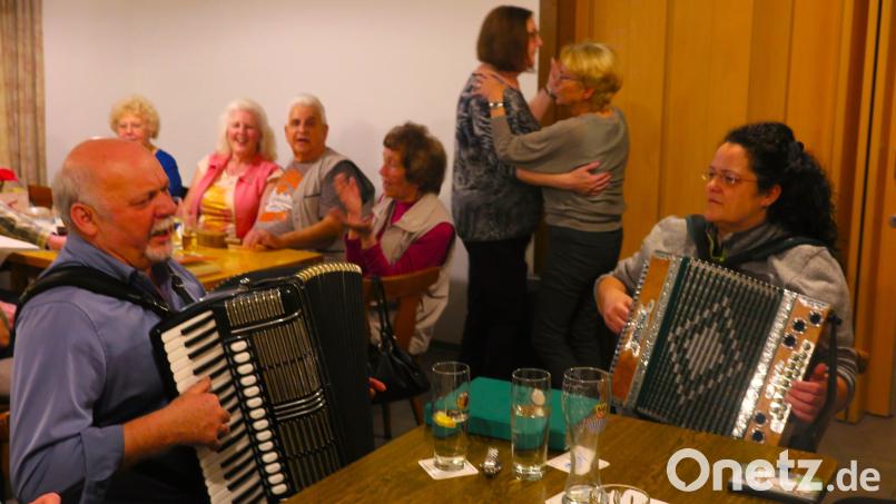 Sehr gut harmonierten das Akkordeon von Gerd Retzer und die Steirische Harmonika von Helga Dollhopf miteinander. Bild: jzk