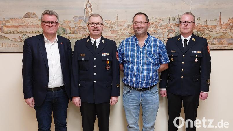 Nachwahlen mit (Von links) Bürgermeister Michael Göth, dem neuen Zweite Kommandanten Thomas Wiesent, Kommandant Armin Buchwald sowie Kreisbrandinspektor Christof Strobl. Bild: mfh
