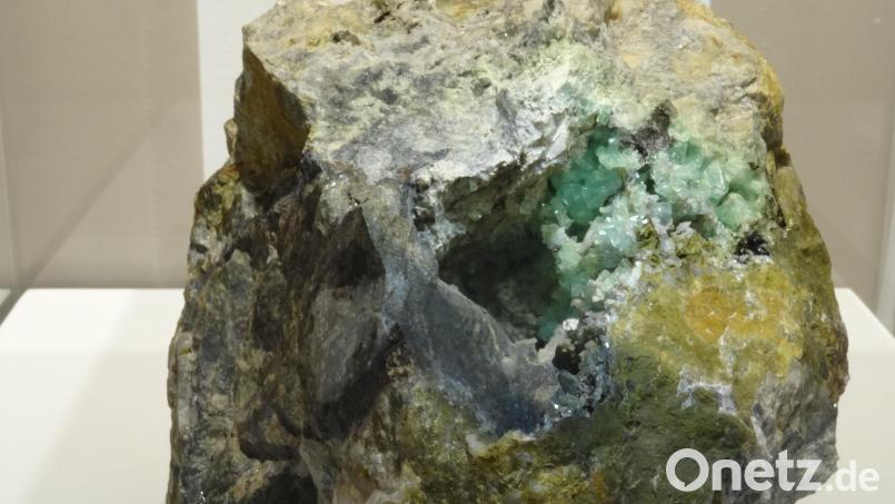 Zu den Ausstellungsstücken im Heimatmuseum Pleystein zählt unter anderem eine Phosphophyllitt-Stufe von der 67-Meter-Sohle aus Hagendorf. Bild: bey