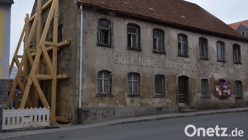 Die vom Landesamt für Denkmalpflege geforderte Abstützung der Giebelseite wurde angebracht. Bei der Planung wurde beschlossen den Schriftzug &quot;Gaststätte u. Metzgerei Georg Striegl&quot; am Gebäude zu belassen. Bild: fla