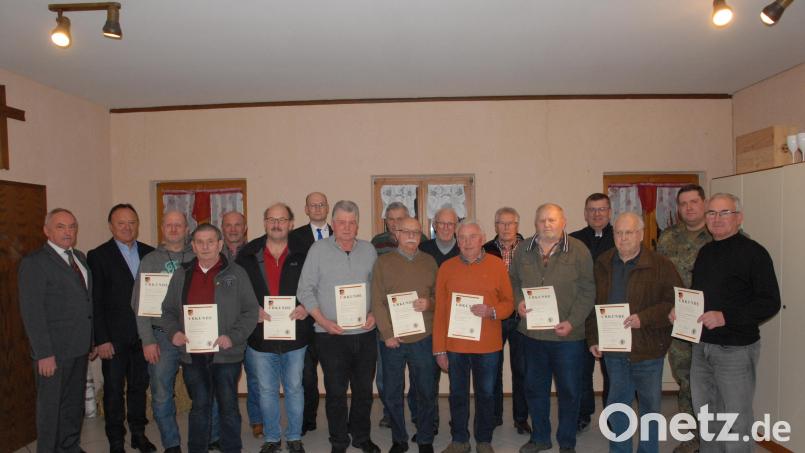 Die Reservistenkameradschaft Schmidmühlen ehrt langjährige Mitglieder. Ihnen gratulieren Bürgermeister Peter Braun (Vierter von rechts) und Major Sebastian Mielke (Zweiter von rechts), der Kompaniechef der Pateneinheit. Bild: pop