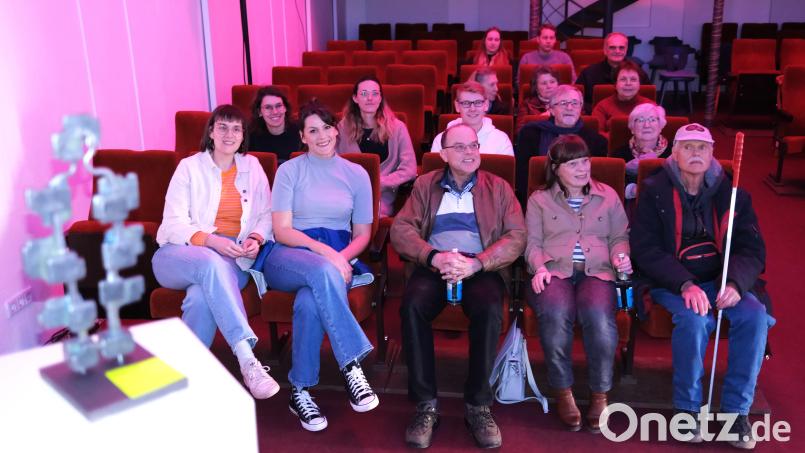 Blick in den Kinoraum der Spitalkirche: Zum Auftakt des Zwickl-Filmfestivals lief der Beitrag „Born in Evin“. Links die Trophäe, die Anne Schleicher (vorne Zweite von links) am 11. März dem Gewinner des bayerischen Dokumentarfilmpreises überreichen wird. Bild: Hirsch