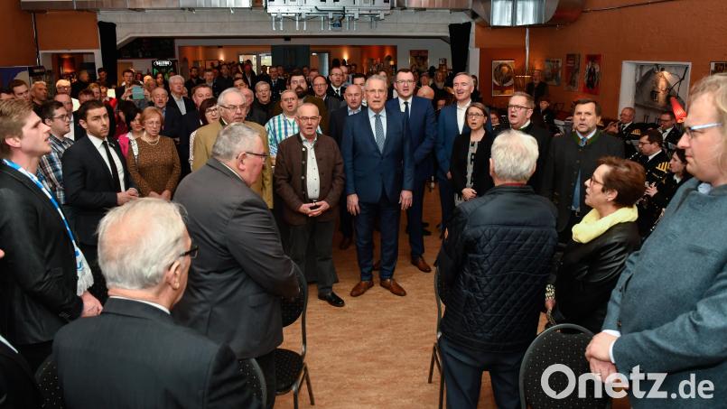 Das gemeinsame Singen der Bayernhymne gehört bei jedem CSU-Forum der Begegnung in Sulzbach-Rosenberg zum Protokoll. Joachim Herrmann (Mitte) sowie rechts daneben Patrick Fröhlich, Harald Schwartz, Susanne Hierl, Martin Preuß und Günter Koller stimmten kräftig mit ein in den großen „Chor“. Bild: Petra Hartl