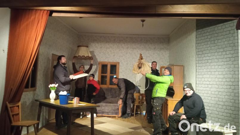 Derzeit wird im Bachofnersaal die Kulisse für die Komödie &quot;Kaviar und Hasenbraten&quot; aufgebaut. Abseits davon probt das Laienschauspieler-Ensemble seit Wochen für die Aufführung. Bild: bey