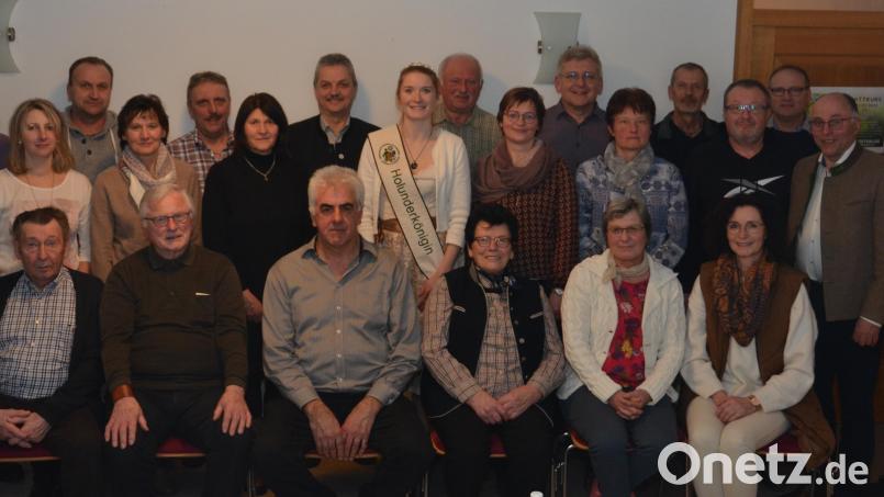 Vorsitzender Andreas Ogarek und Kreisvorsitzender Albert Nickl zeichneten zahlreiche Mitglieder für ihre Treue oder engagierte Mitarbeit aus. Josef Scherer (sitzend, Dritter von links) leitete den Verein 25 Jahre und wurde deshalb mit Gold ausgezeichnet. Auch Holunderkönigin Monika Bernhard (Mitte) und Kreisgartenfachberaterin Maria Treiber waren bei dem Ehrenabend anwesend. Bild: dob