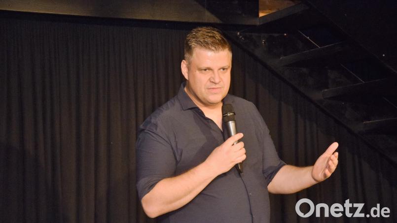 Mit seinem Programm &quot;Pfenninggoud&quot; nahm Kabarettist Ralf Winkelbeiner in den ganz normalen Wahnsinn des Alltags mit. Bild: fz