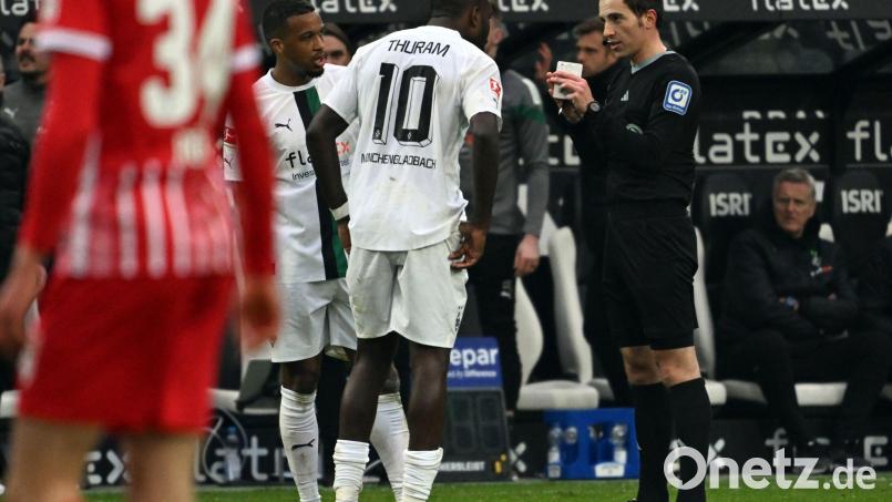 Nach der Schwalbe von Marcus Thuram (M.) im Spiel gegen Freiburg wird über härtere Strafen für solche Szenen diskutiert. Bild: Federico Gambarini/dpa