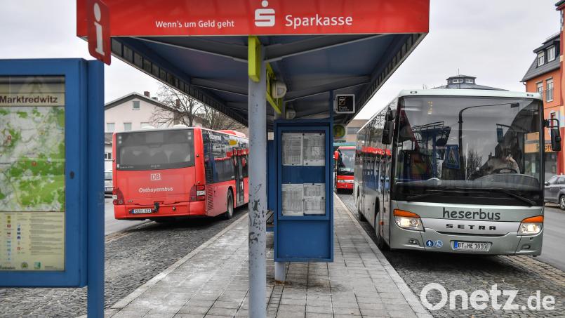 Vom Bahnhof Marktredwitz fahren Züge und Busse in alle Himmelsrichtungen. Bald halten dort auch die neuen Schnellbusse. Bild: Florian Miedl/fph