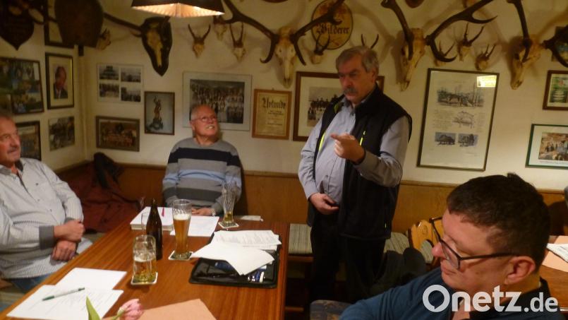 Aufmerksame Zuhörer fand Bezirkschef Reinhard Ott für seine aktuellen Infos. Bild: bk