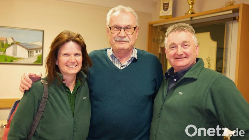 Schützenmeisterin Karin Ruhland (links) und ihr Stellvertreter Dietmar Maier (rechts) gratulierten Georg Pfannenstein im Namen der Pfreimder Stadtschützen zum 80. Geburtstag. Bild: Hirsch