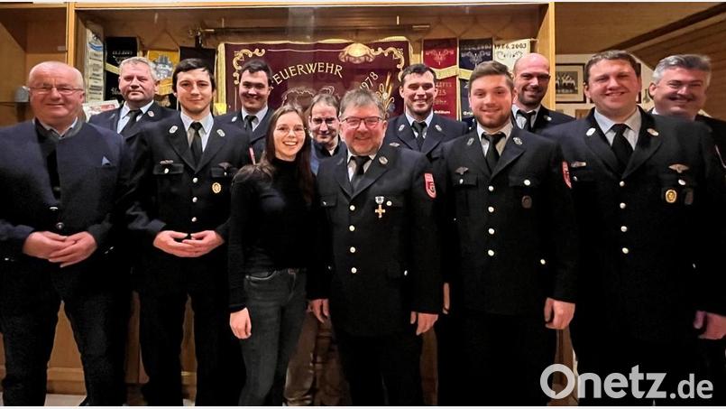 Jim Sporrer (Fünfter von rechts) tritt als Vorsitzender die Nachfolge von Anton Pösl an. Unser Bild zeigt die neu gewählte Vorstandschaft und Bürgermeister Josef Deichl (links). Bild: Annika Sporrer/exb
