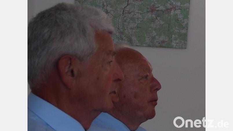 Enttäuschte Gesichter: So haben sich die Vereinsvorsitzenden der Feuerwehr Freihung die Übergabe ihrer Ämter nicht vorgestellt. Günther Ernst (rechts) stellt sich nach 24 Jahren an der Spitze des Vereins nicht mehr zur Wiederwahl. Ebenso sein Stellvertreter, Josef Götz, (links), der zwölf Jahre amtierte. Bild: rab