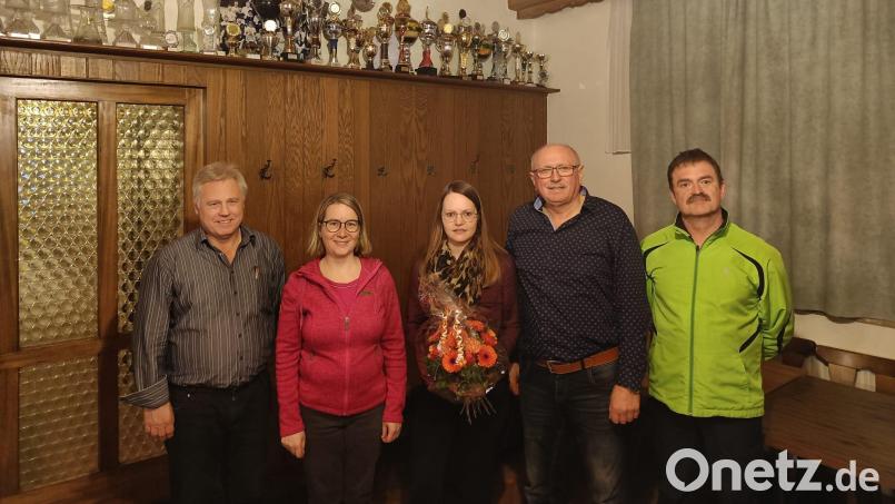 Von links: Georg Kleber (Marktgemeinderat), Mareike Kaiser (neue Schriftführerin), Corinna Woppmann (ausscheidende Schriftführerin), Ewald Zetzl (Erster Vorsitzender) und Eugen Woppmann (Zweiter Vorsitzender). Bild: Stefan Lang/exb