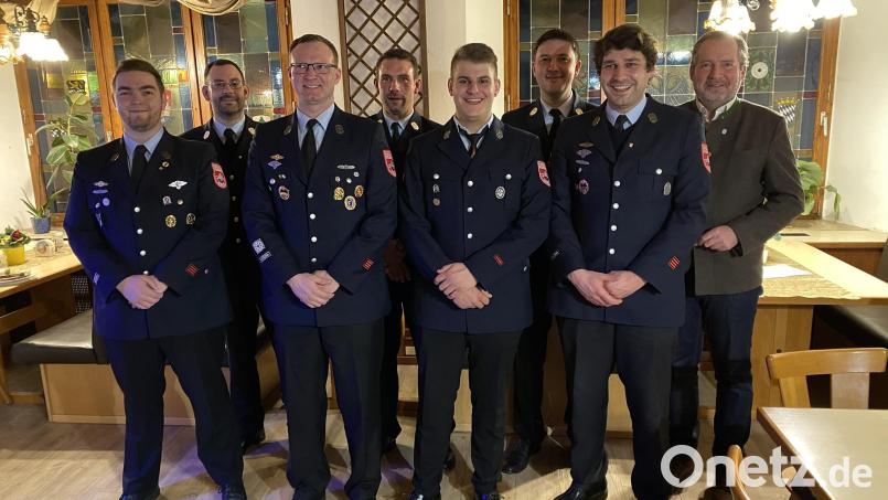 Kommandant Uli Seegerer, sein Stellvertreter Johann Dobler, Kreisbrandmeister Andreas Ringlstetter und Bürgermeister Frank Zeitler (hinten von links) nahmen bei der Jahreshauptversammlung einige Ehrungen vor. Bild: aub