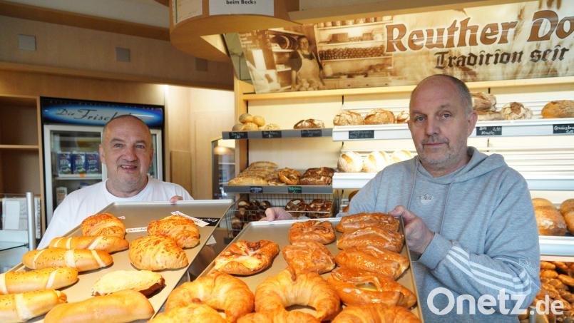 Bäckermeister Ernst Hechtl und Geschäftsführer Peter Höcht (von links) im Dorfbeck-Laden. Bild: kaz
