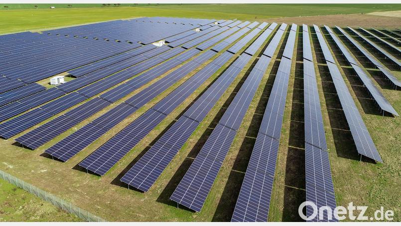 Ein Solarpark auf einer Freifläche. Symbolbild: Patrick Pleul/dpa