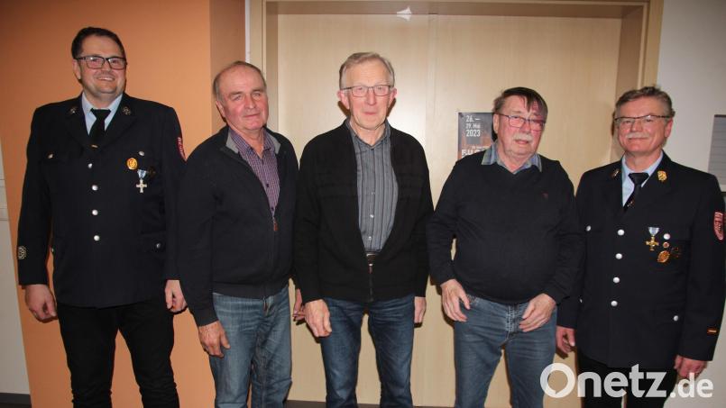Die Feuerwehr Schönhaid-Leugas hat drei neue Ehrenmitglieder. Das Bild zeigt von links Zweiten Vorsitzenden Thomas Oppl, Josef Zintl, Otto Bächer, Albert Meißner und Vorsitzenden Helmut Oppl. Bild: kro