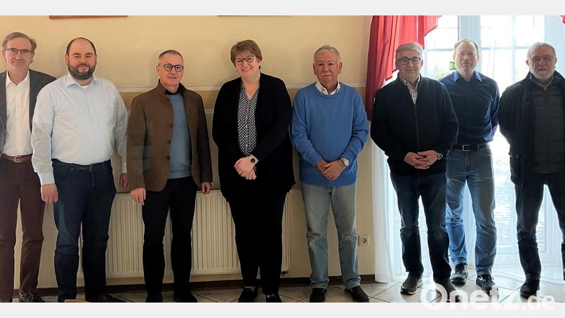 Das neue Vorstandsteam (iim Bild von links) zusammen mit Landtagsabgeordneten Alexander Flierl: Peter Schwendner, Richard Brunner, Anita Forster, Frank Hödl, Michael Albang, Michael Ach und Hans Grassl. Bild: Richard Brunner/exb