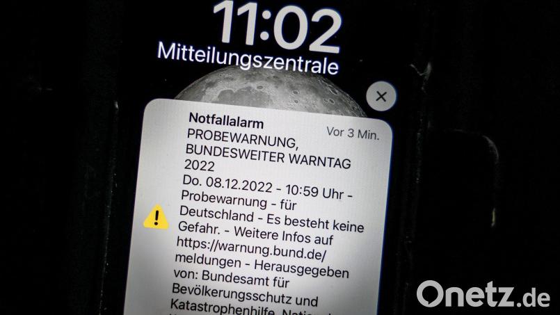 Eine Probewarnung, die über Cell Broadcasting versandt wurde, wird als Push-Nachricht auf einem Smartphone angezeigt. Archivbild: Oliver Berg/dpa