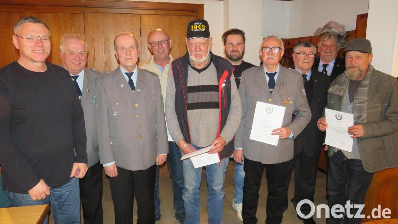 Vorsitzenden Erwin Schraml ( Zweiter von .links) zeichnet verdiente Mitglieder mit der Treuenadel aus. Bild: adj
