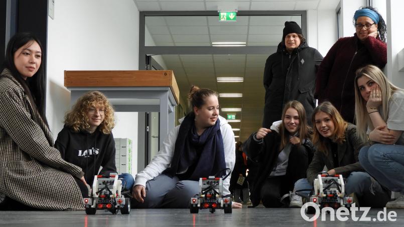 Das Programmieren von Robotern mit anschließendem Rennen erfreut sich beim Tag der offenen Tür der FOS/BOS Weiden großer Beliebtheit. Bild: Winkler
