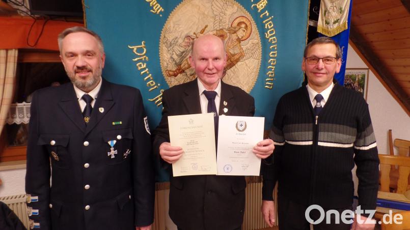 Neben der Treuenadel in Gold wurde Manfred Brandl (Bildmitte) mit der goldenen Verdienstspange des Volkbundes Deutsche Kriegsgräberfürsorge ausgezeichnet. Unser Bild zeigt (rechts) Alois Kausler, Vorsitzender der KSK Mockersdorf und den Vorsitzenden des BSB-Kreisverbandes Kemnath und zudem Stellvertretender Vorsitzender des BSB-Bezirksverbandes Oberpfalz, Thomas Semba. Bild: br