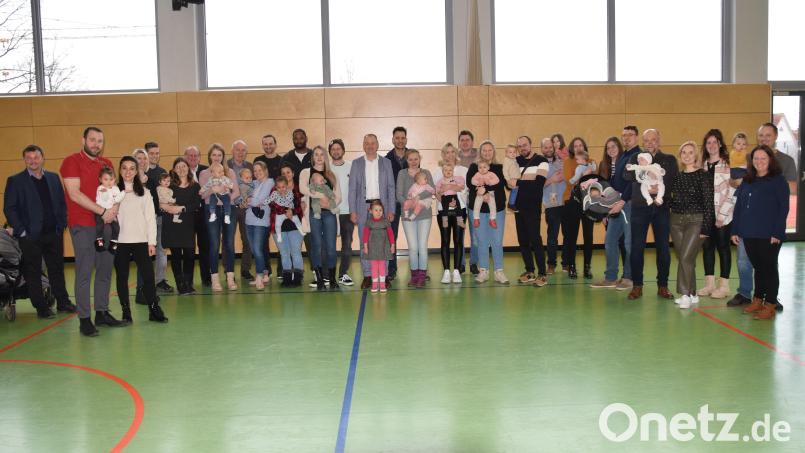 Die Ebermannsdorfer Bürgermeister Erich Meidinger, Johann Vornlocher und Herbert Jäger übergeben an die Eltern der 17 Neugeborenen aus dem vergangenen Jahr das Begrüßungsgeld in Höhe von 100 Euro. Bild: bö