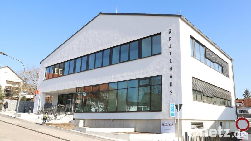 Das neue Ärztehaus ist der ganze Stolz der Gemeinde Wackersdorf. Bild: Weiß/exb