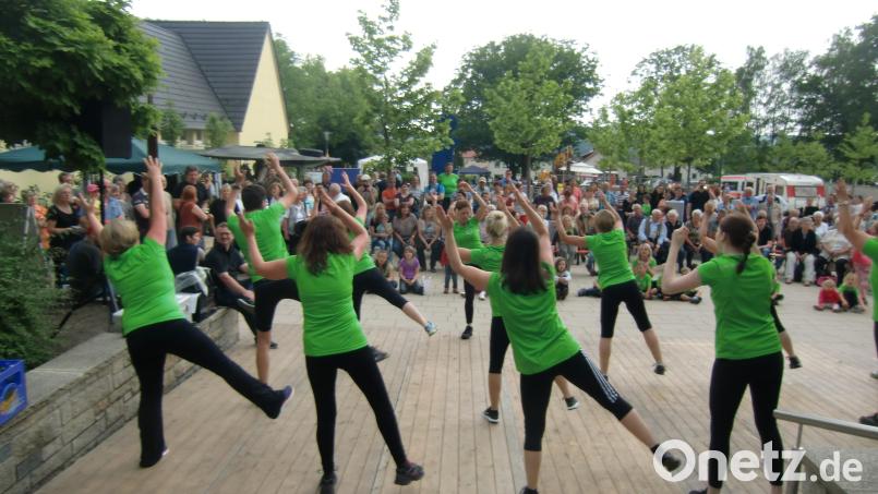 Sieben Jahre her und eine Art Messlatte für das nun heuer im Sommer bevorstehende Fest zum 50-jährigen Bestehen der Gemeinde Fensterbach: Im Juni 2016 wurde auf dem Platz vor der Kirche in Dürnsricht ein "Tag der Gemeinde" mit einem umfangreichen Programm begangen. Archivbild: hou