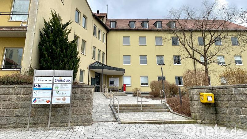 Derzeit sind verschiedene medizinische Einrichtungen im ehemaligen Vohenstraußer Klinikum untergebracht. Noch im März sollen Flüchtlinge in den zweiten Stock des Gebäudes ziehen. Bild: Gabi Schönberger