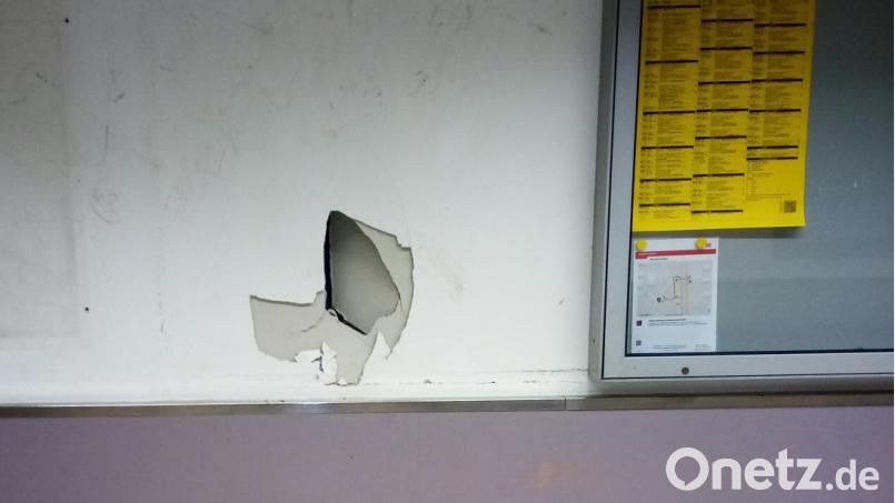 Ein bisher Unbekannter trat eine Rigipswand am Bahnhof Maxhütte-Haidhof ein. Bild: Bundespolizei/exb