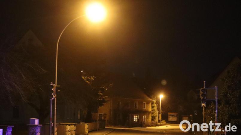 Die Investition für die Umrüstung der Peitschenlampen an der Kreisstraße amortisiert sich durch die Stromersparnis nach rund zwei Jahren. Bild: mfh