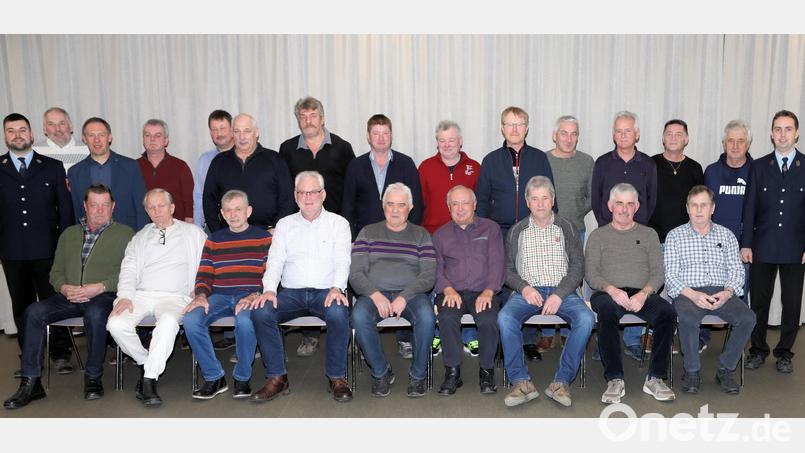 Die Feuerwehr Gleiritsch zeichnete langjährige Mitglieder aus. Im Bild ein Teil der Geehrten mit den Vereinsvorsitzenden Lukas Geyer (links) und Thomas Zinkl (rechts). Bild: Emilio Gschrey/exb